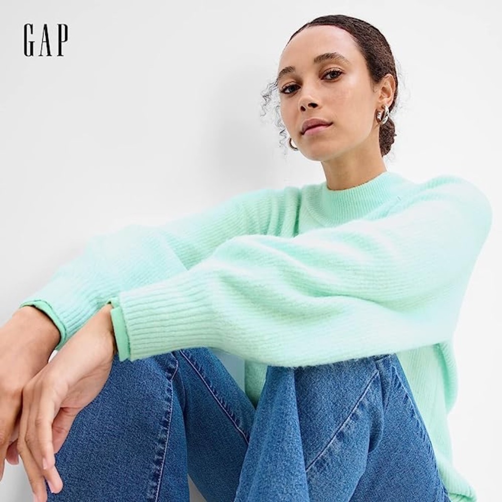 Gap Crewneck Sweater in Aqua Green. Medium - Picture 2 of 3